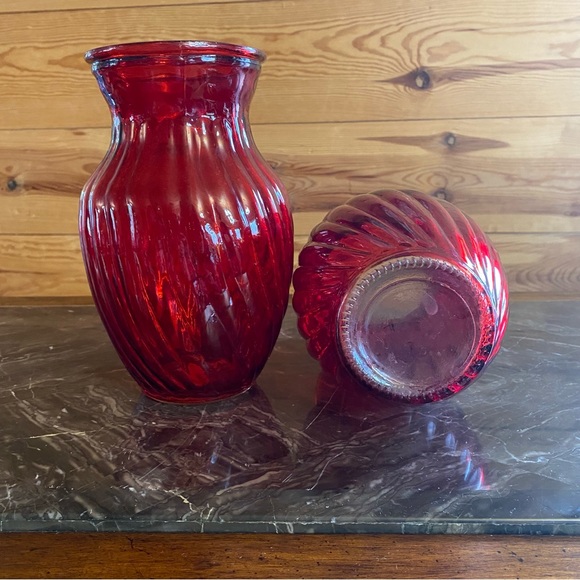 Two Gorgeous Glass Vases - Picture 2 of 11